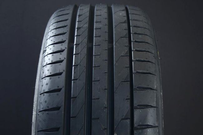 255/40R20 FALKEN AZENIS FK520