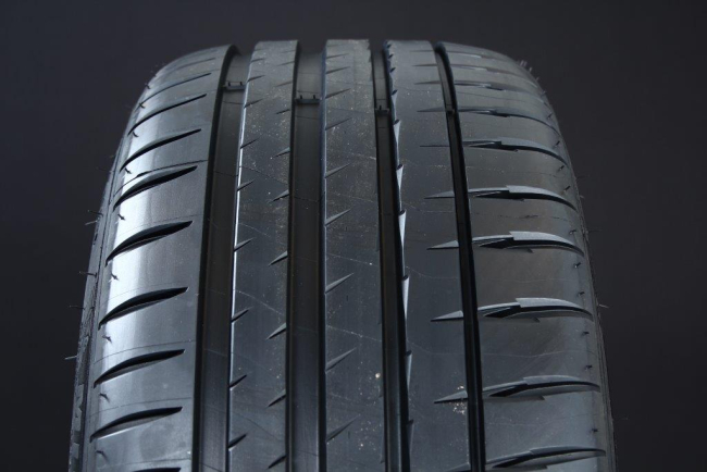 225/45R18 MICHELIN PILOT SPORT 4 OUTLET i gruppen OUTLET / SOMMARDCK hos Svenska Gummihuset AB (OS1822545MICHPS4DOT)