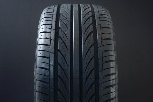 275/35R19 DELINTE D7